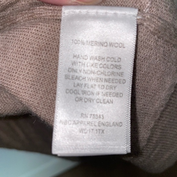 Tahari- Tan lightweight sweater 

Extra fine Marino wool
Size 1x
Tan
Gen… - Picture 4 of 5